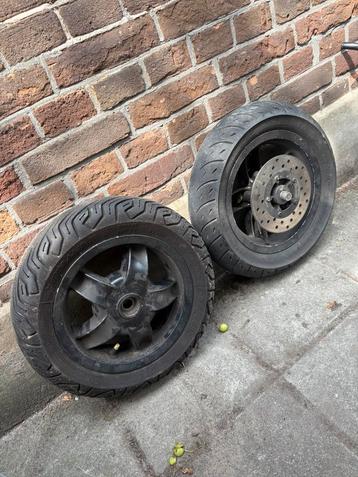 Piaggio zip banden + velg beschikbaar voor biedingen