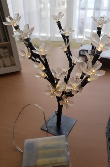 Leuk bloesemboompje met warm wit  licht beschikbaar voor biedingen