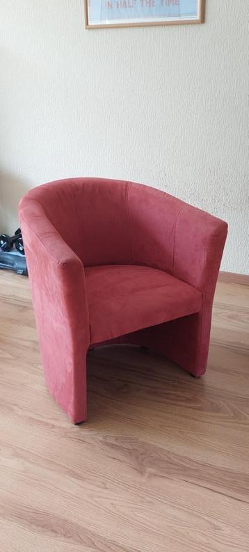 2 leuke rode stoeltjes van suede-achtige stof beschikbaar voor biedingen