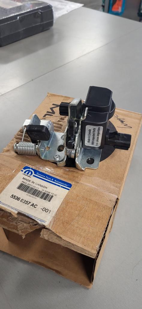 Jeep liberty Mopar Lift-Gate Glass Latch 55360357ac, Auto diversen, Auto-accessoires, Nieuw, Ophalen of Verzenden