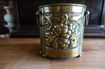 grote zware koperen bloempot met ringen druivenranken nr 36 beschikbaar voor biedingen