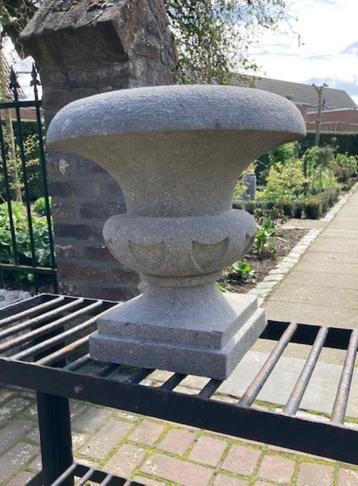 Oude Belgisch hardstenen tuinvaas, kelk , xc  beschikbaar voor biedingen