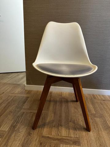 Stoel wit met houten poten beschikbaar voor biedingen