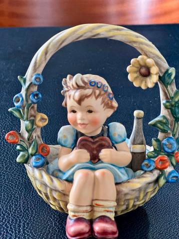 Goebel Hummel Meisje in Mand beschikbaar voor biedingen