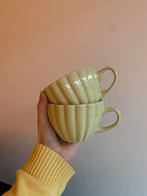 Twee groene mokken Xenos, Huis en Inrichting, Keuken | Servies, Ophalen, Aardewerk, Overige stijlen, Kop(pen) en/of Schotel(s)