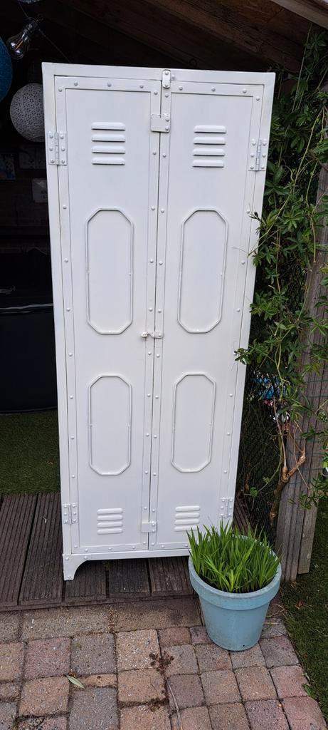 Witte metalen industriële locker kast met leg planken, Tuin en Terras, Bergingen en Tuinkasten, Zo goed als nieuw, Metaal, Ophalen