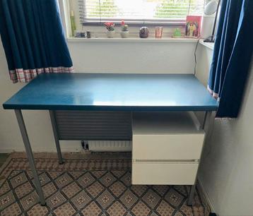 Oud metalen bureau met leuke petrol kleur tafelblad beschikbaar voor biedingen