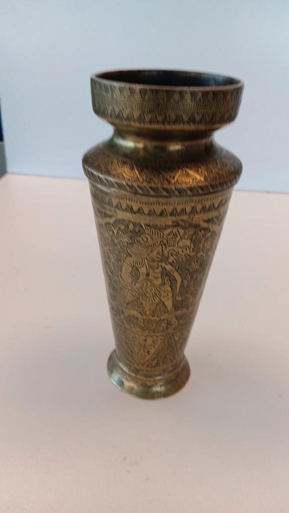Zware koperen vaas ingegraveerd met figuren., Antiek en Kunst, Antiek | Vazen, Ophalen of Verzenden