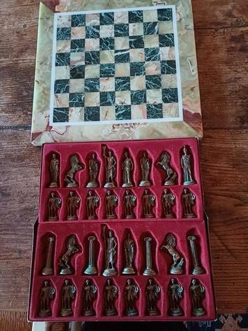 Grieks Marmeren schaakbord met koperen poppetjes. beschikbaar voor biedingen