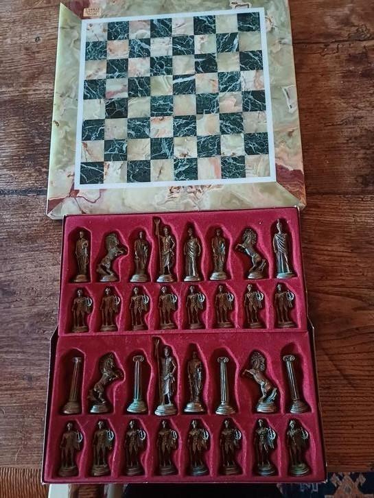 Grieks Marmeren schaakbord met koperen poppetjes., Hobby en Vrije tijd, Gezelschapsspellen | Bordspellen, Nieuw, Ophalen of Verzenden