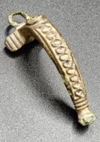 Bodemvondst - Rijk versierde Gallo-Romeinse trompetfibula, Antiek en Kunst, Antiek | Overige Antiek, Ophalen of Verzenden