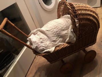 Unieke vintage rieten poppenwagen – in perfecte staat beschikbaar voor biedingen