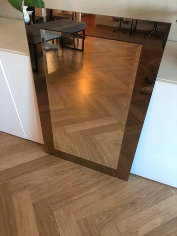 Wandspiegel | rookglas frame met facetgeslepen binnenspiegel beschikbaar voor biedingen
