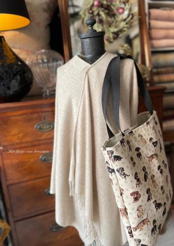 Engels wollen Poncho Bronte by Moon beige beschikbaar voor biedingen