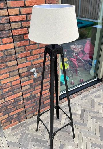 Industriële staande vloerlamp beschikbaar voor biedingen