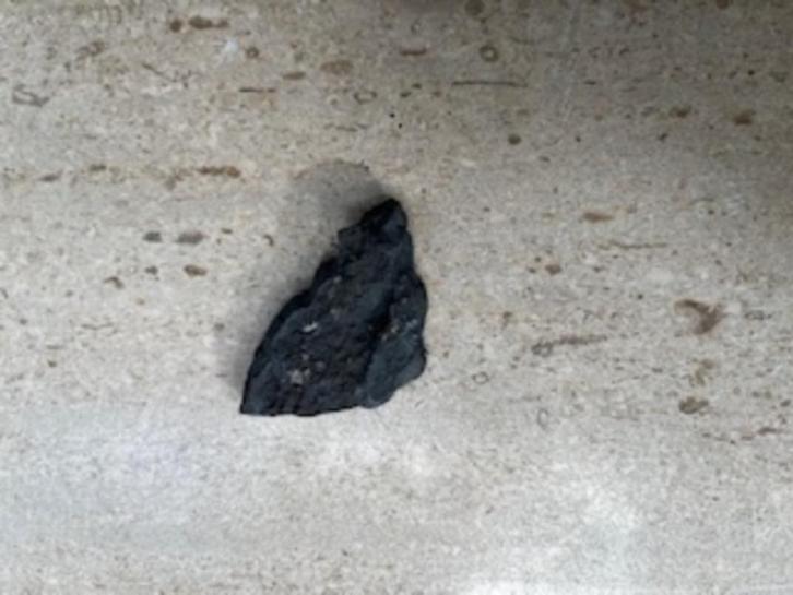 Stukje Psilomelaan (56 x 32 mm), Verzamelen, Mineralen en Fossielen, Mineraal, Ophalen of Verzenden
