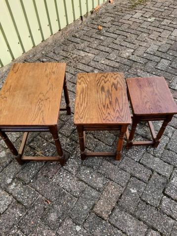 Eiken bijzet tafeltjes beschikbaar voor biedingen