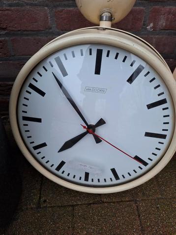 Van Doorn dubbelzijdige schoolklok stationsklok beschikbaar voor biedingen