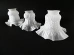 3 Matglazen lampenkapjes in rokmodel geschulpte rand, Antiek en Kunst, Antiek | Lampen, Ophalen of Verzenden