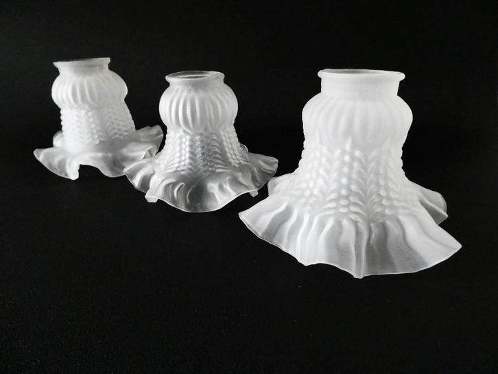 3 Matglazen lampenkapjes in rokmodel geschulpte rand, Antiek en Kunst, Antiek | Lampen, Ophalen of Verzenden