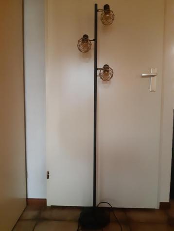 Vloerlamp. beschikbaar voor biedingen