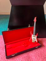 Vintage miniatuur gitaar in flightcase, Ophalen of Verzenden, Zo goed als nieuw, Pop, Beeldje of Miniatuur