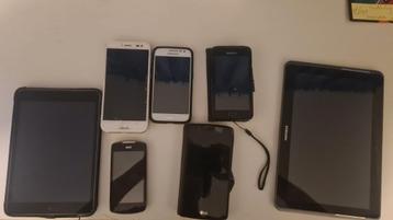 Bundel van oude telefoons en ipad mini en tablet beschikbaar voor biedingen