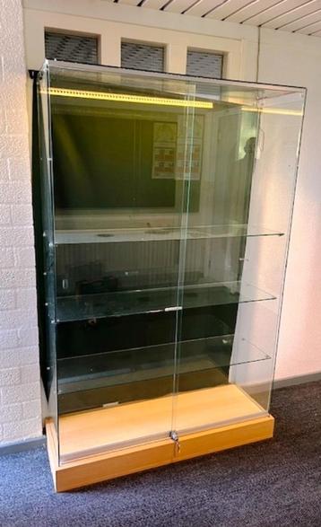 vitrinekast glas 4 etages ( inclusief bodem vitrine bak ) beschikbaar voor biedingen