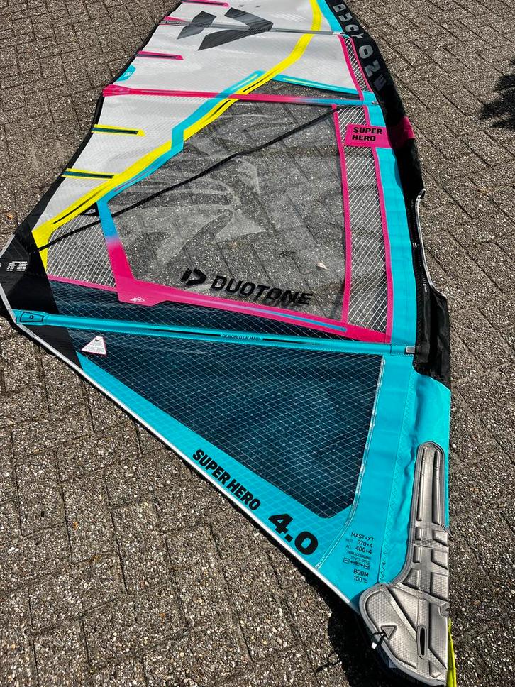 Duotone Super Hero 4.0 Zeil - Zo Goed Als Nieuw, Watersport en Boten, Windsurfen, Zo goed als nieuw, Zeil, Met draagtas, Minder dan 5 m²