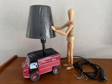 Lamp van een koekblik van een busje beschikbaar voor biedingen