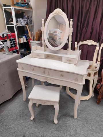 Witte kaptafel compleet met krukje  beschikbaar voor biedingen