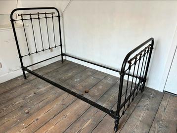 Antiek (Frans) smeedijzeren bed beschikbaar voor biedingen