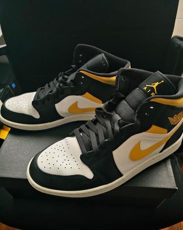 Nike Jordan 1 mid sneakers beschikbaar voor biedingen