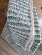 Hand gebreide Baby ledikant/boxdekentje Wit/Lichtblauw., Ophalen of Verzenden, Nieuw, 85 tot 100 cm, Deken