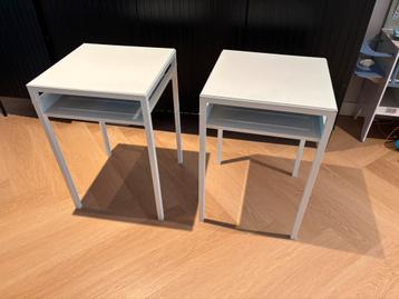 Twee witte nachtkastjes