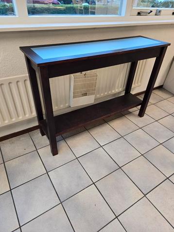 Stijlvolle sidetable met glazen blad beschikbaar voor biedingen