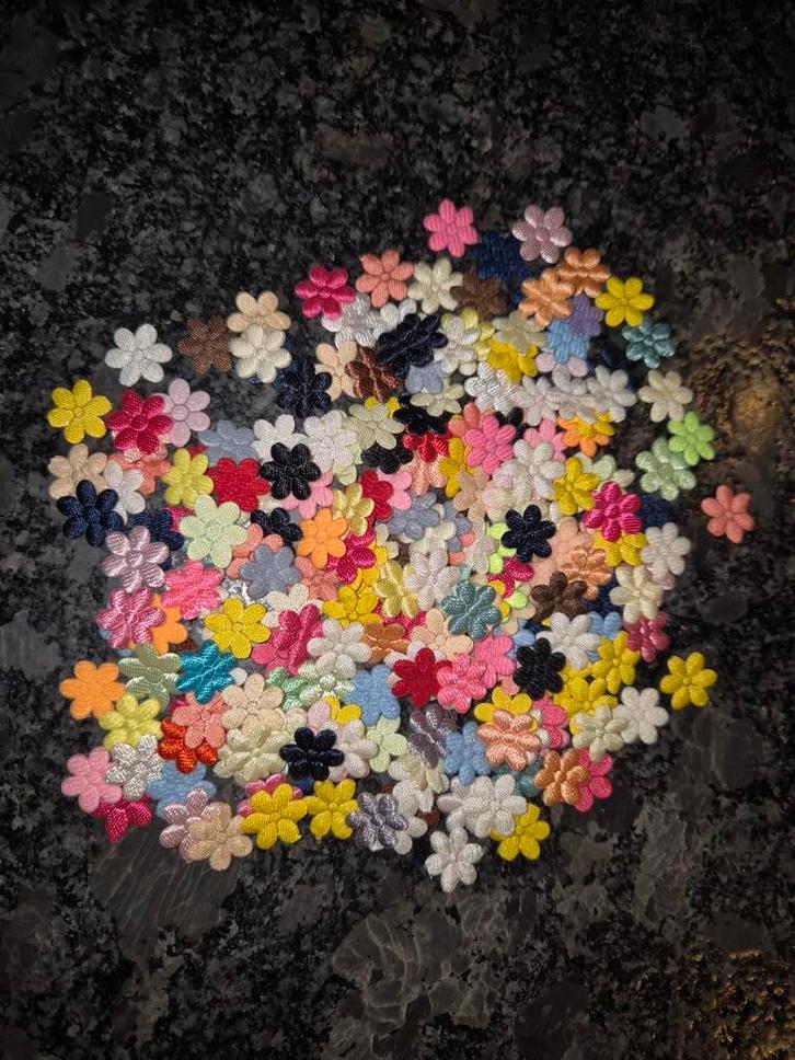 200 stuks bloemen applicaties - Mix van Kleuren, Hobby en Vrije tijd, Naaien en Fournituren, Nieuw, Applicatie, Ophalen of Verzenden