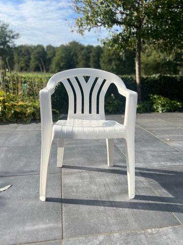 6 Kunststof stapelbare stoelen voor slechts 35 euro totaal beschikbaar voor biedingen