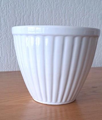 Vintage geribbelde bloempot beschikbaar voor biedingen