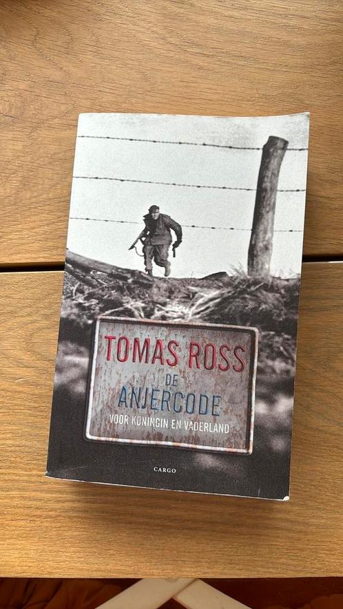 Tomas Ross - De anjercode, Boeken, Thrillers, Zo goed als nieuw, Nederland, Ophalen of Verzenden