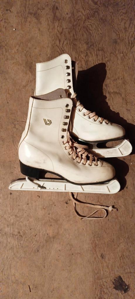Witte dames schaatsen - maat 39, Sport en Fitness, Schaatsen, Gebruikt, Kunstschaatsen, Overige merken, Ophalen