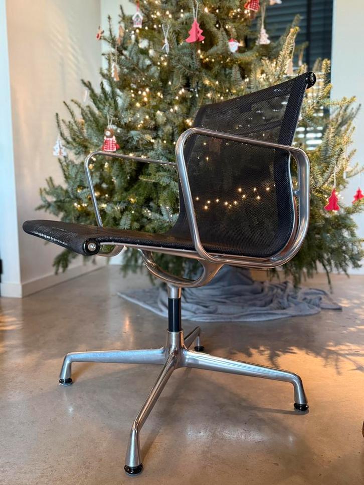 Eames EA107 netweave by Vitra, Huis en Inrichting, Bureaustoelen, Zo goed als nieuw, Wit, Ophalen of Verzenden