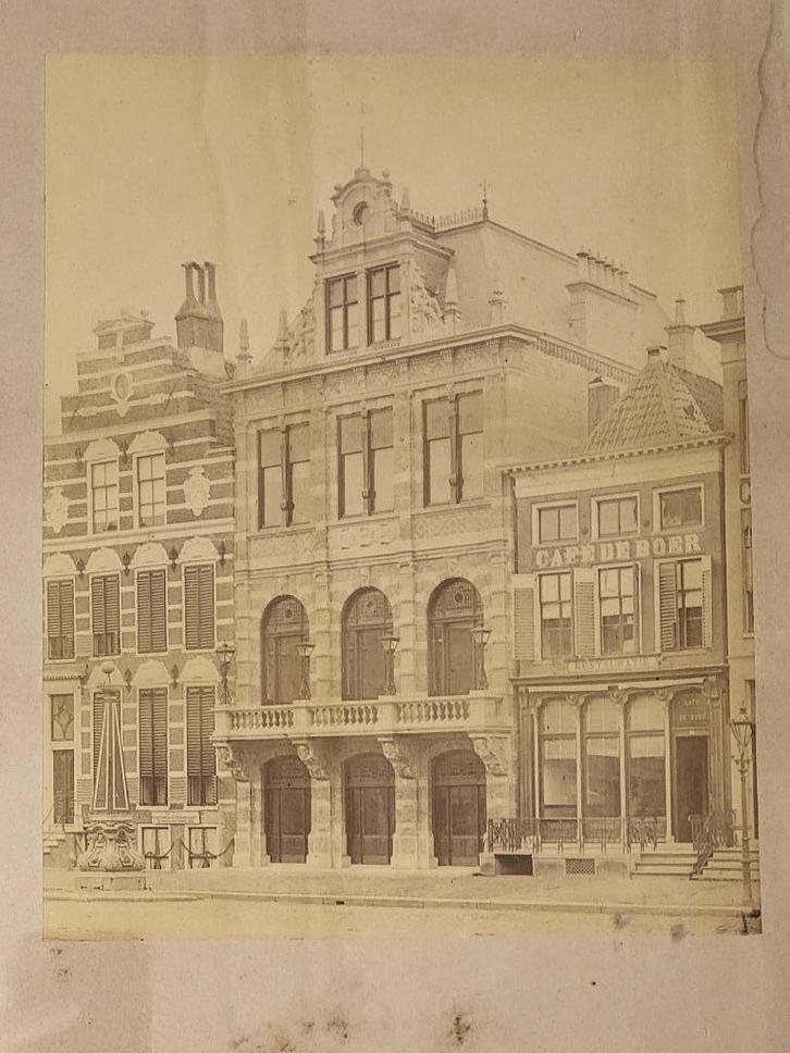 Ingelijste foto van societeit Mutua Fides, Groningen - 1890, Verzamelen, Foto's en Prenten, Gebruikt, Foto, Gebouw, Voor 1940
