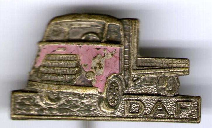 DAF model 1600 zilverkleurig vrachtwagen speldje ( D_217 ), Verzamelen, Speldjes, Pins en Buttons, Zo goed als nieuw, Speldje of Pin