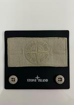 Stone Island logo beige badge Limited Edition, Nieuw, Ophalen of Verzenden, Speldje of Pin