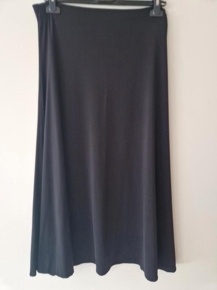 Satijnen rok zwart, Kleding | Dames, Rokken, Zo goed als nieuw, Maat 42/44 (L), Zwart, Onder de knie, Ophalen of Verzenden