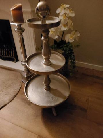 Zilveren etagere 90 cm hoog .Hij is nog te koop beschikbaar voor biedingen