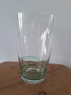 Dun glazen vaas met groene glazen versiering, Minder dan 50 cm, Groen, Glas, Ophalen of Verzenden