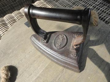 Antieke gietijzeren strijkbout Noridas, zeer decoratief beschikbaar voor biedingen