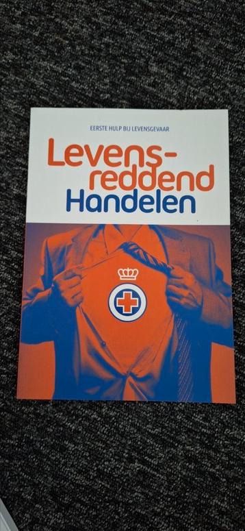 Oranje kruis levensreddend handelen boek.  beschikbaar voor biedingen